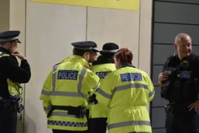 La policía en el lugar de un apuñalamiento ocurrido en una estación de tren de Mánchester, Reino Unido, en diciembre de 2018; imagen ilustrativa. 