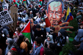 Varias personas participan en una manifestación contra el primer ministro israelí, Benjamin Netanyahu, mientras este pronuncia un discurso en la 80.ª Asamblea General de las Naciones Unidas (AGNU), celebrada en la sede de la ONU, en Nueva York (EE. UU.), el 26 de septiembre de 2025.
