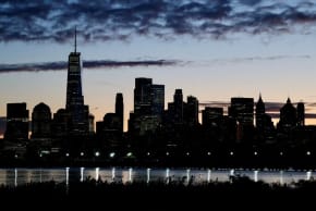 El perfil urbano del Bajo Manhattan se divisa al amanecer desde la otra orilla del río Hudson, en la ciudad de Nueva York (EE. UU.), el 18 de octubre de 2025.