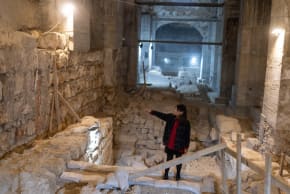 Eilat Lieber, directora y conservadora jefe del Museo de la Torre de David, se encuentra en el yacimiento del Kishle, donde actualmente se están llevando a cabo excavaciones. 
