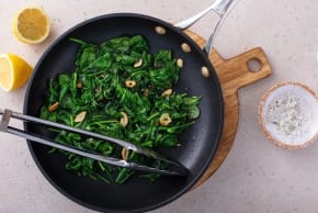 Spinach is rich in vitamin C, polyphenols and antioxidants that help reduce oxidative stress, one of the central mechanisms in the worsening of inflammatory skin diseases