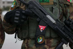 Un combatiente de Hamás porta un rifle en la Franja de Gaza, el año pasado. Según se informa, Hamás estaría dispuesto a entregar al Comité Nacional para la Administración de Gaza no solo las armas destinadas a la seguridad interna, sino también el aparato de gobierno en su conjunto, señala el autor.