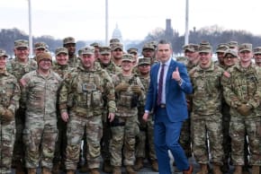 El secretario de Defensa de EE. UU., Pete Hegseth, posa junto a soldados de la Guardia Nacional del Ejército de EE. UU. en una ceremonia de juramento celebrada en el Monumento a Washington, en Washington, el 6 de febrero de 2026; imagen ilustrativa