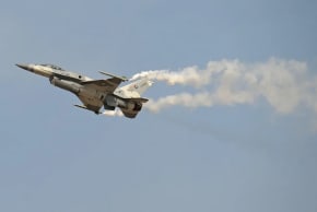 Un F-16 de la Fuerza Aérea de los Emiratos Árabes Unidos realiza una exhibición aérea en el Aeropuerto Internacional Al-Maktoum durante el Salón Aeronáutico de Dubái 2025, celebrado en Dubái el 17 de noviembre de 2025 