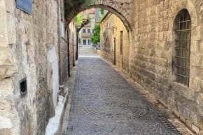 An alley off Agrippas St.