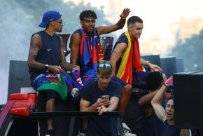  FC Barcelona's Raphinha and FC Barcelona's Lamine Yamal during the bus parade as they celebrate winning LaLiga