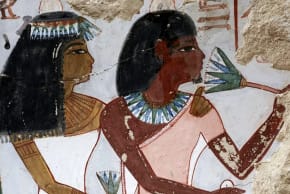 Pinturas del Antiguo Egipto adornan la pared de la tumba, recientemente restaurada, en el interior de la antigua «Samut», también restaurada recientemente, situada en la necrópolis de El-Khokha, en la orilla occidental del Nilo, en Luxor (Egipto), el 14 de mayo de 2026. 