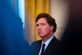 Tucker Carlson, antiguo presentador de FOX News y actual presentador de «The Tucker Carlson Show», asiste a una reunión con directivos del sector petrolero en el Salón Este de la Casa Blanca el 9 de enero de 2026 en Washington