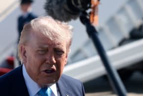 El presidente de Estados Unidos, Donald Trump, habla con los medios de comunicación al salir de la Base Conjunta Andrews con destino a la Academia de la Guardia Costera de Estados Unidos en Connecticut, en Maryland (EE. UU.), el 20 de mayo de 2026. 