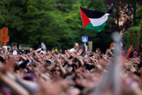 Unos estudiantes participan en una manifestación a favor de Palestina frente a la embajada de Israel en Bruselas, Bélgica, el 30 de mayo de 2024.