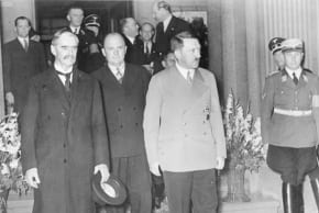NEVILLE CHAMBERLAIN y Adolf Hitler salen de su reunión en Bad Godesberg, el 23 de septiembre de 1938.