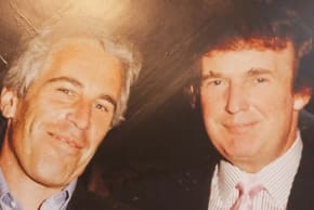Una imagen de Donald Trump y Jeffrey Epstein en la Sala de Lectura Conmemorativa Donald J. Trump y Jeffrey Epstein, en Washington, D.C., EE. UU., el 9 de junio de 2026.