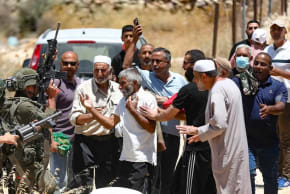 Soldados israelíes se enfrentan a palestinos mientras estos celebran la oración del viernes durante una protesta contra la expansión de los asentamientos israelíes y la confiscación de tierras cerca de Belén, en Cisjordania, el 3 de julio de 2026