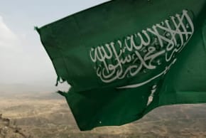 La bandera nacional de Arabia Saudí se divisa en la línea del frente de Khoba, en la frontera con Yemen