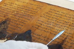 Fragmento de un rollo de los Salmos de 2.000 años de antigüedad, perteneciente a la colección de los Rollos del Mar Muerto; a título ilustrativo. 