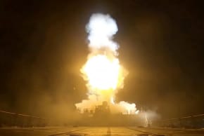 (Imagen ilustrativa) Se lanza un proyectil durante lo que, según el Mando Central de EE. UU. (CENTCOM), fue la tercera ronda de ataques de esta semana contra Irán, en esta captura de pantalla tomada de un vídeo difundido el 11 de julio de 2026. 