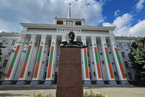 STATUES OF Lenin front governmental buildings in Tiraspol.
