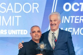 Yaniv Hayoun, hero of the flydubai incident, is seen alongside Dr. Mike Evans, at the Friends of Zion museum in Jerusalem.