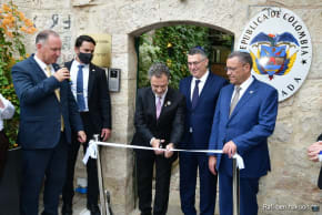 Minister Omar Bula cuts the ribbon, FM Gideon Saar and Mayor Moshe Lion -  credit Rafi Ben Hakoon - GPO.jpeg - Colombian Foreign Minister Omar Bula Escobar cuts the ribbon, alongside  Israeli Foreign Minister Gideon Sa'ar and Jerusalem Mayor Moshe Lion,  at the inauguration of Colombia's embassy in 