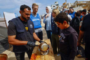 Carl Skau, Acting Executive Director of the World Food Programme (WFP), visits a soup kitchen funded by the WFP, in Deir Al-Balah, in the central Gaza Strip October 18, 2026. 