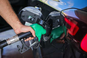 A man fills up his vehicle at a gas station in central Israel, October 1, 2026. Fuel prices rose by 52 agorot at midnight, with the maximum price of 95-octane gasoline reaching NIS 8.27 per liter. 