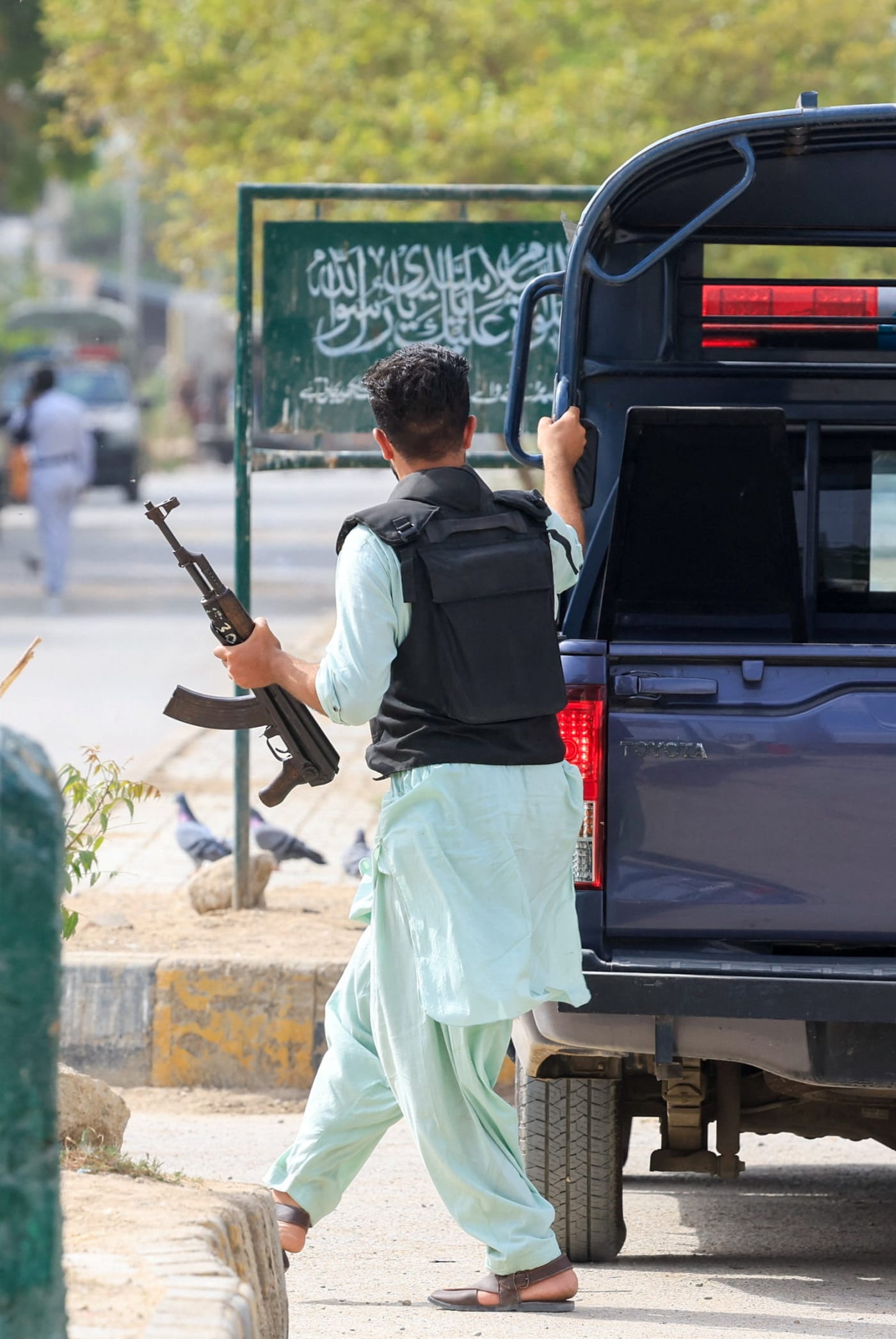 Islamist terrorists kill 10 police officers in northwest Pakistan, say police
