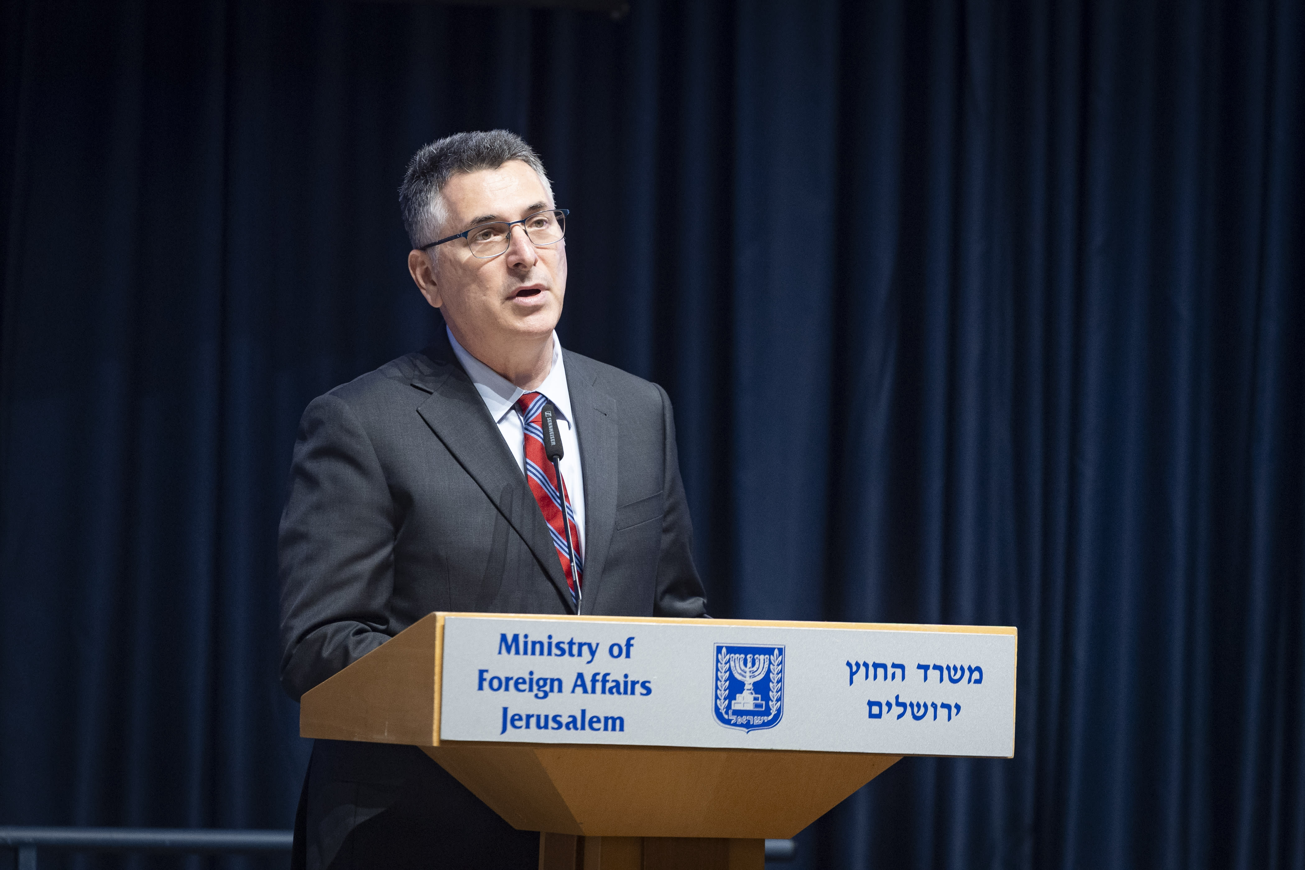 צוות הולנדי יגורש מקריית גת בשל מדיניות הולנד האנטי-ישראלית, כך אומר שר החוץ סער