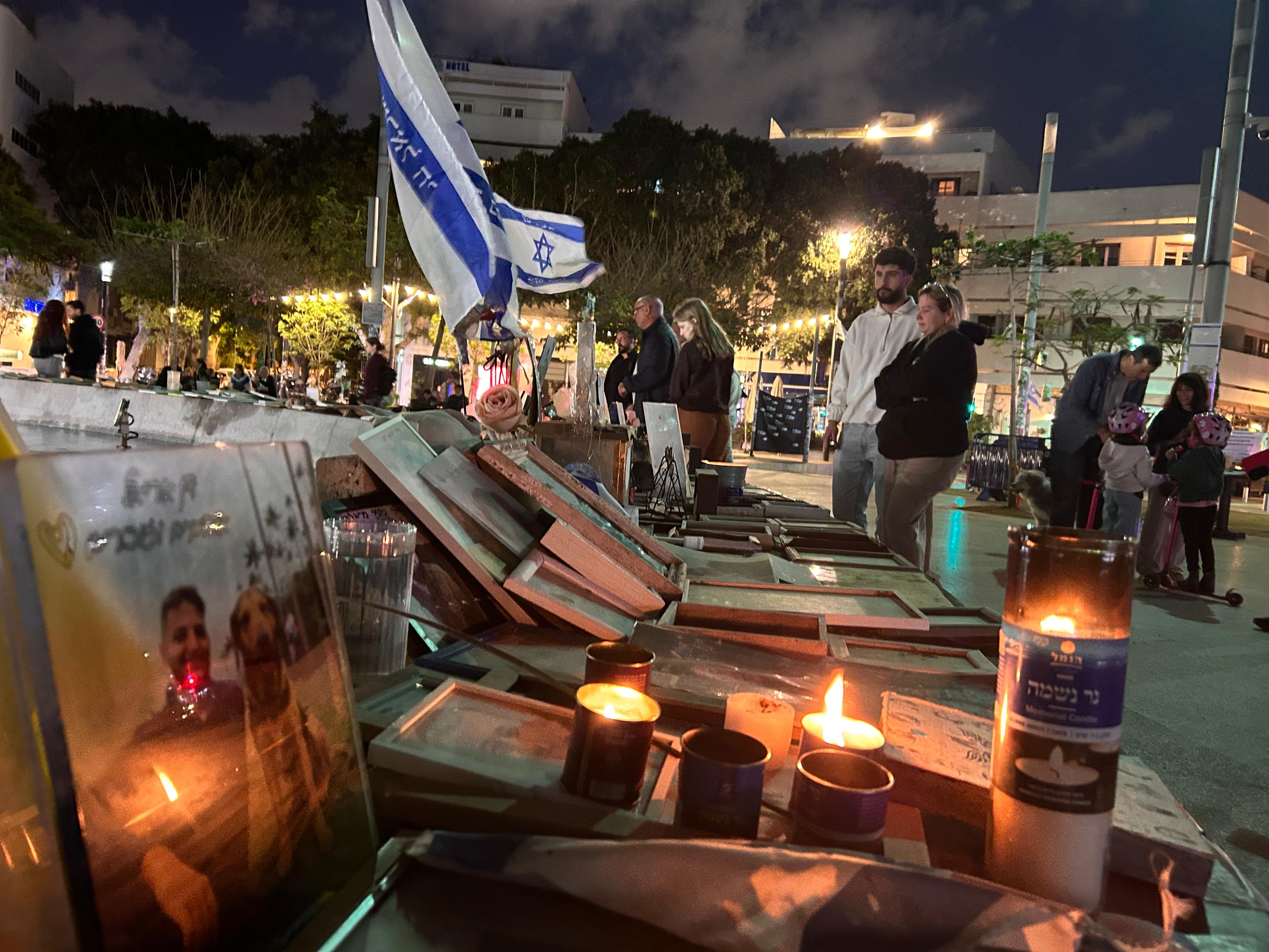 Israelis commemorate Remembrance Day at Tel Aviv