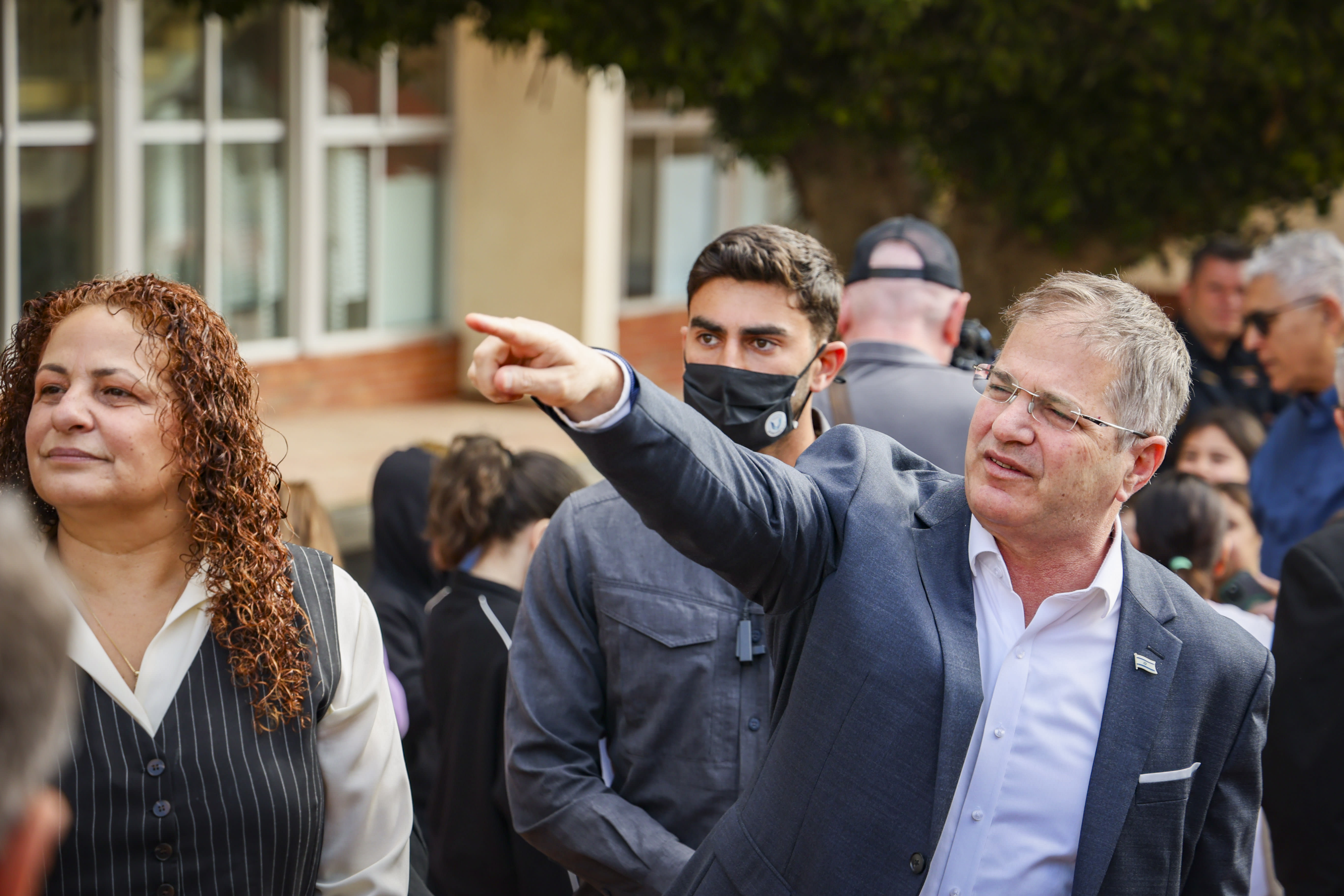 Education Minister Yoav Kisch visits a school in Rishon LeZion as children return to classes following a ceasefire in the war with Iran, April 9, 2026. (photo credit: Jonathan Shaul/Flash90)