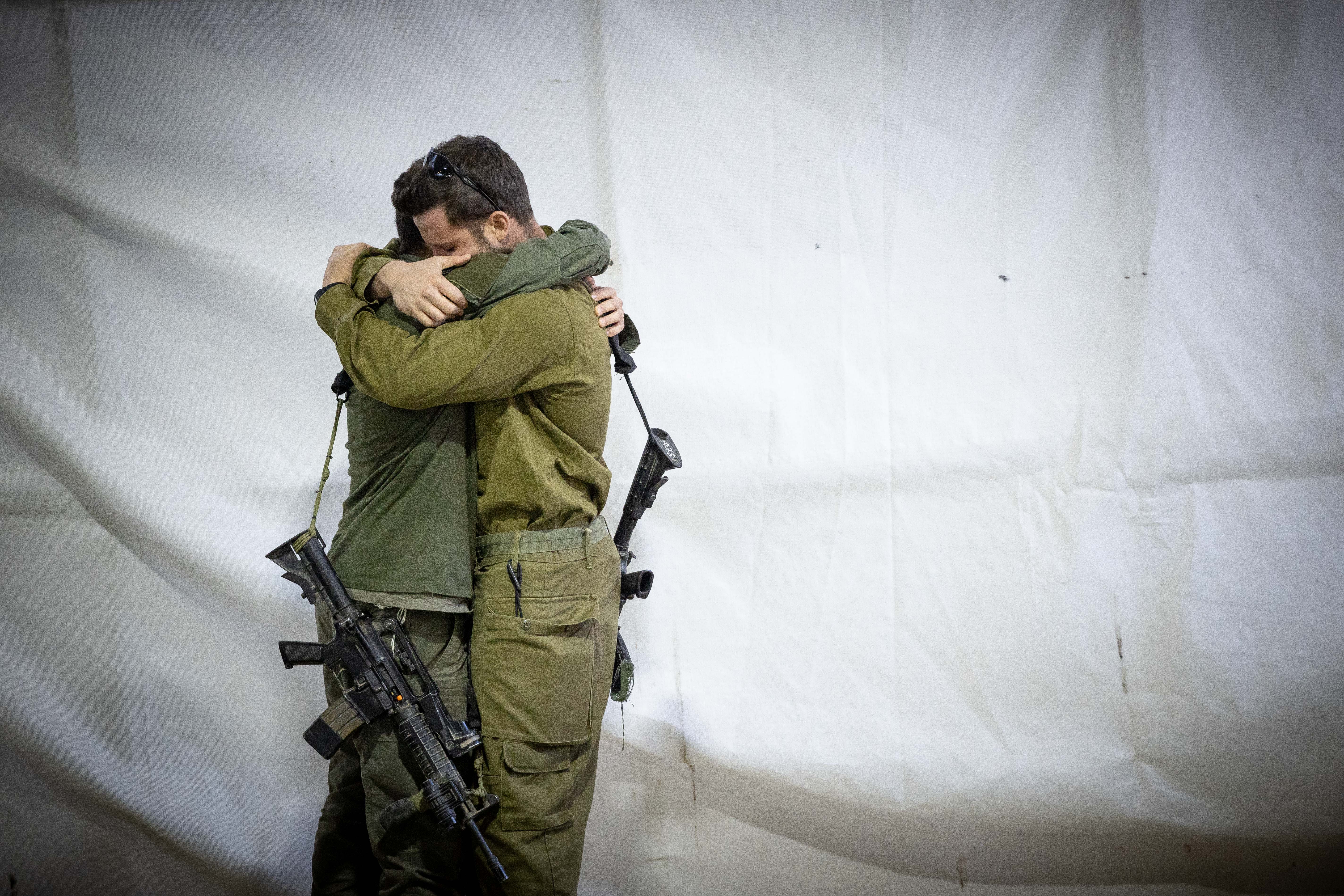  Family and friends of Israeli soldier St.-Sgt.-Maj. (res.) Zvika Lavi mourn at his funeral at the Mount Herzl Military Cemetery in Jerusalem on December 12, 2023, Lavi succumbed to his wounds last night after being wounded fighting in the Gaza Strip.  (photo credit: YONATAN SINDEL/FLASH90)