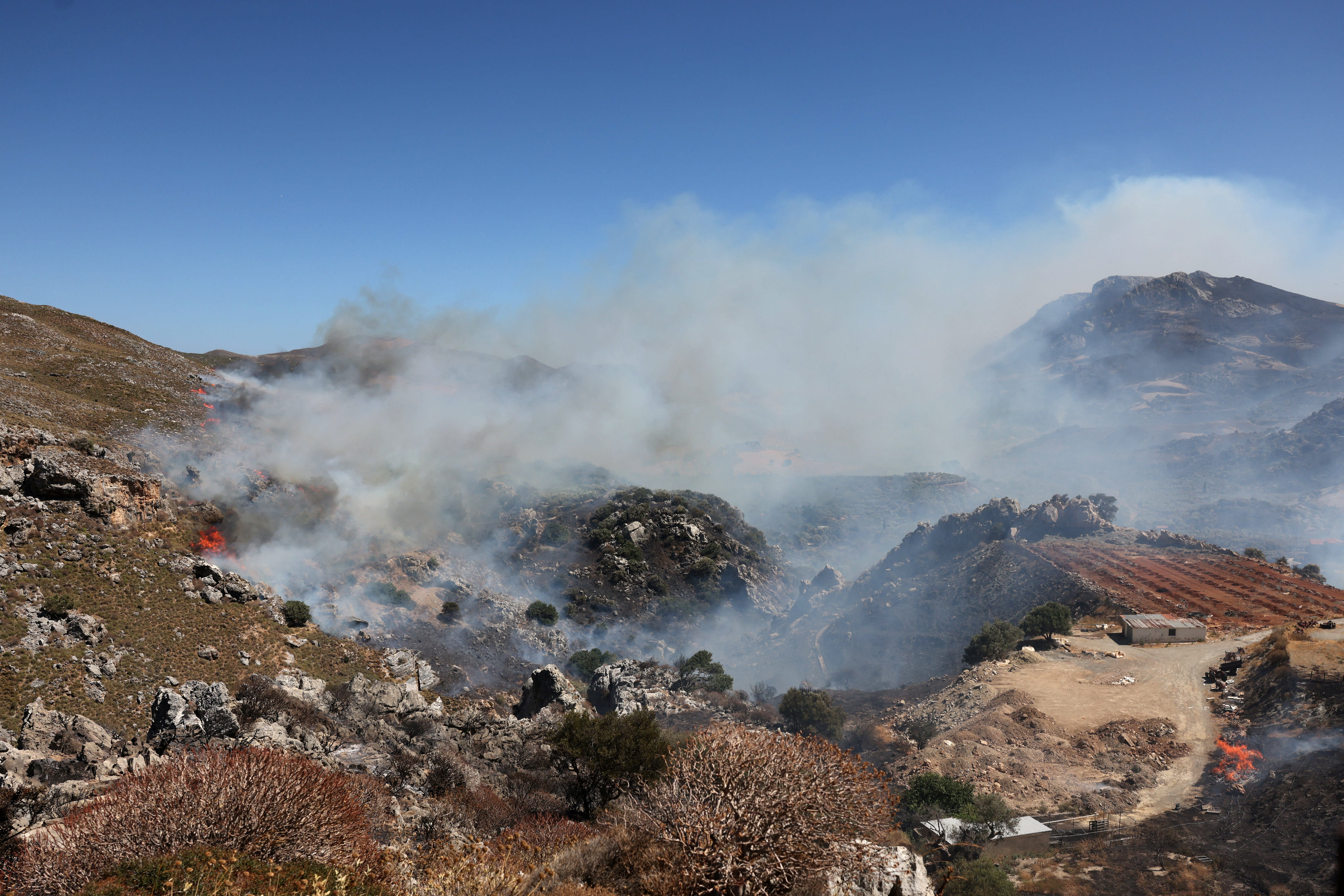 Israeli arrested for allegedly lighting barbecue at rented villa, sparking wildfire in Crete