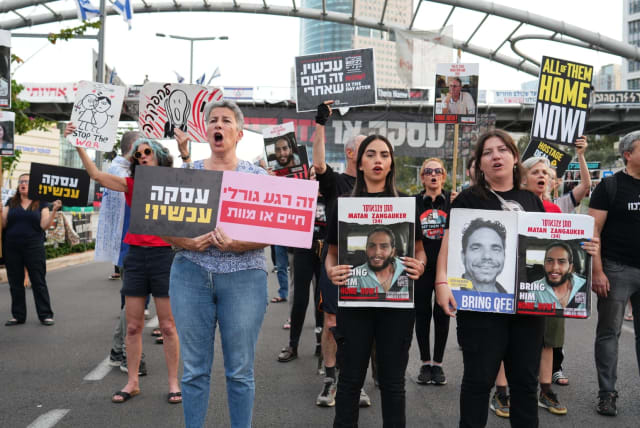  Protesters in Tel Aviv demanding a hostage deal, April 24, 2024 (photo credit: NEVET KAHANA)