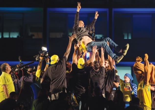 Teamplayers lift coach David Blatt
