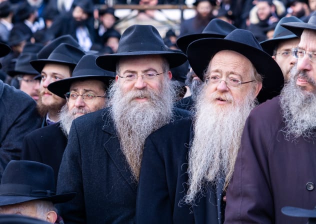  Thousands of Shluchim pose for a “class picture” outside Chabad World Headquarters