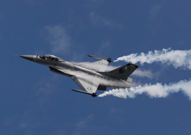  Un caza F-16 perteneciente a la Fuerza Aérea de Pakistán (PAF) actúa para conmemorar la 'Operación Swift Retort' de la Fuerza Aérea de Pakistán, tras el derribo de aviones militares indios el 27 de febrero de 2019 en Cachemira, durante un espectáculo aéreo en Karachi, Pakistán 27 de febrero de 2020