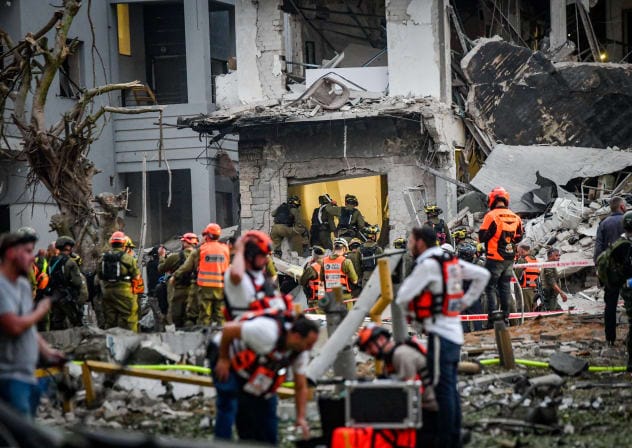  Israeli security and rescue forces at the scene where a ballistic missile fired from Iran hit and caused damage in Tel Aviv, June 17, 2025. 