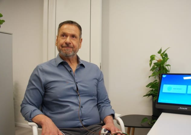 Patient with the CORA device from AccuLine.