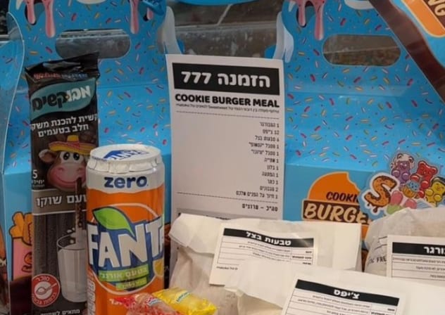 Burger meal – Sweetweet & Matoko.