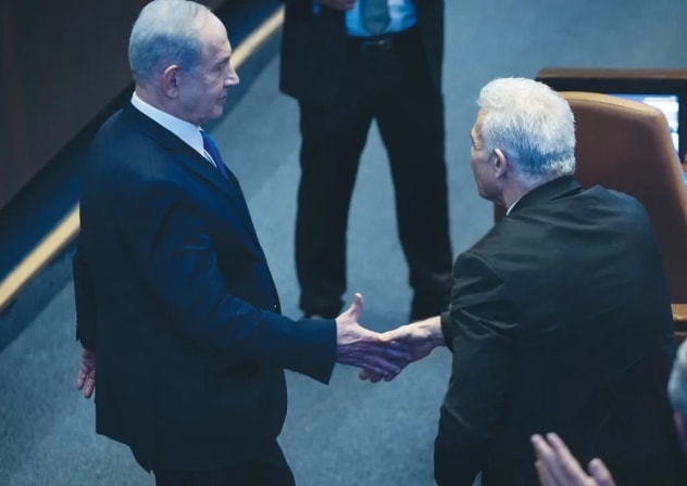 La gran pregunta tras la guerra es cómo responderán los israelíes al trauma en las urnas. Aquí, los adversarios políticos, el primer ministro Benjamin Netanyahu y el líder de la oposición Yair Lapid, se dan la mano durante una sesión especial en honor al primer ministro albanés Edi Rama