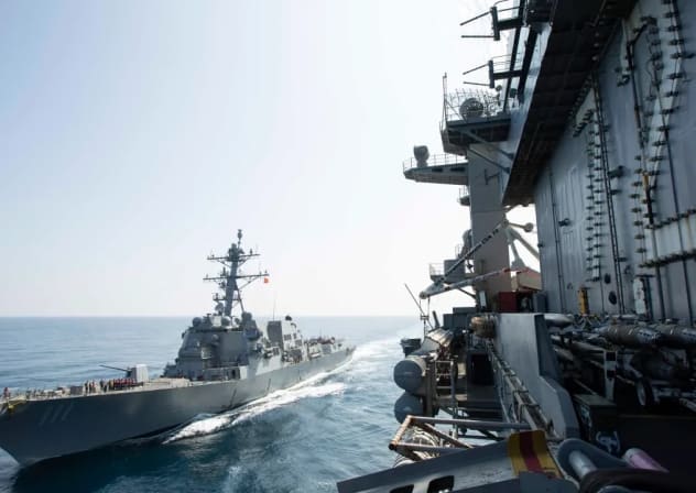 El portaaviones clase Nimitz USS Abraham Lincoln (CVN 72) navega junto al destructor lanzamisiles guiados clase Arleigh Burke USS Spruance (DDG 111) en la zona de operaciones de la Quinta Flota de los Estados Unidos. 