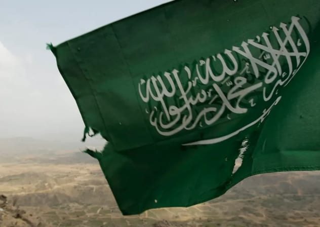La bandera nacional de Arabia Saudí se ve en la frontera de Khoba con Yemen.