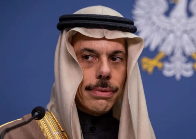 El ministro de Asuntos Exteriores de Arabia Saudí, el príncipe Faisal bin Farhan Al Saud. 
