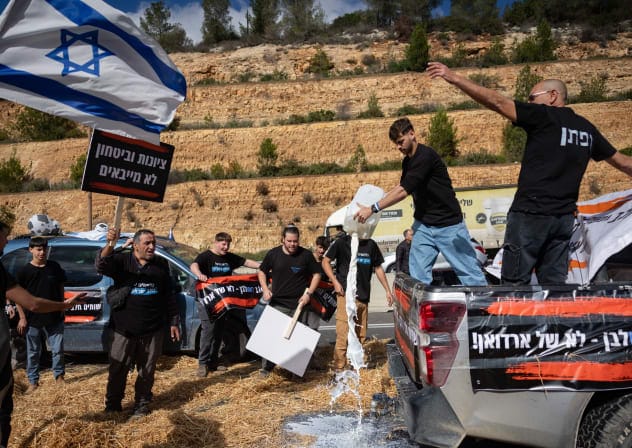  Farmers block Route 1 leading to Jerusalem during a protest against a milk reform promoted by Finance Minister Bezalel Smotrich, February 4, 2026.