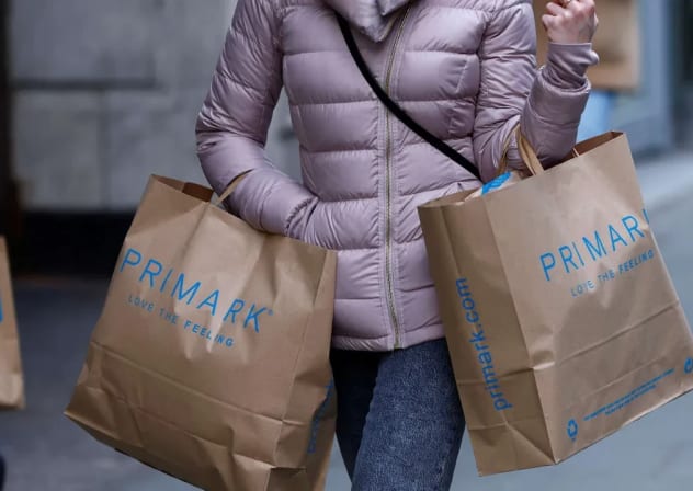 Una mujer lleva bolsas de Primark en Oxford Street, Londres, Reino Unido, el 16 de enero de 2023. 
