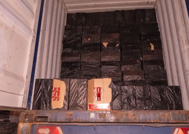 Dos sospechosos detenidos tras pasar de contrabando 80 000 cigarrillos camuflados como pañuelos de papel.