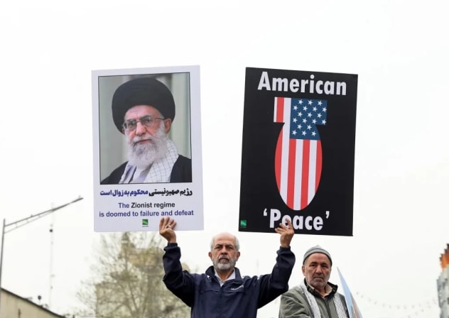 Iraníes sostienen pancartas durante la celebración anual del Día de Al-Quds en Teherán, Irán, el 28 de marzo de 2025. 