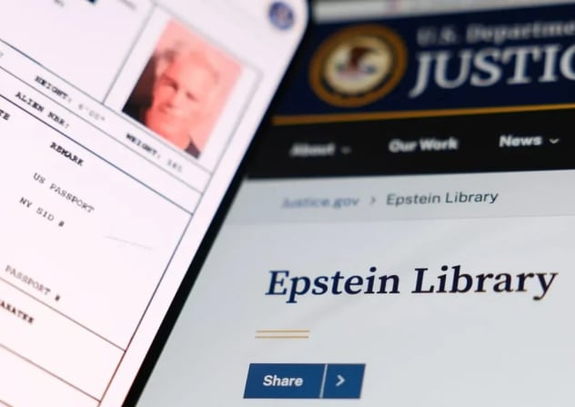 Imagen de la Biblioteca Epstein en el sitio web del Departamento de Justicia, tomada en Cracovia, Polonia, el 4 de febrero de 2026.