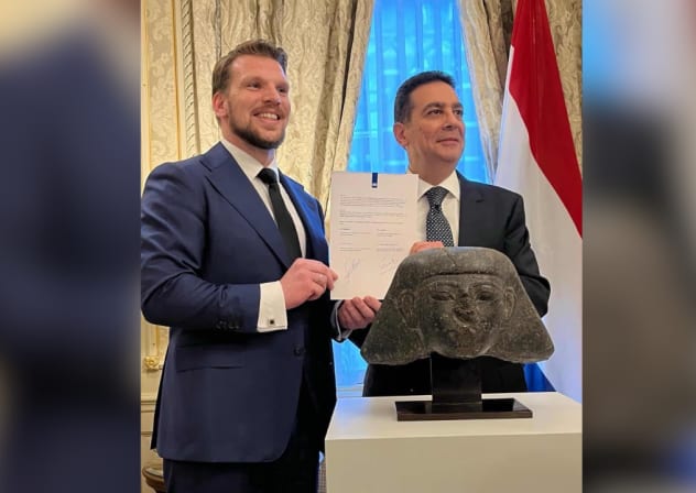 Dutch Education, Culture and Science Gouke Moes and the Egyptian Ambassador to the Netherlands during the formal handover ceremony of the stolen scultpure at the Egyptian embassy in the Hague, February 8, 2026.