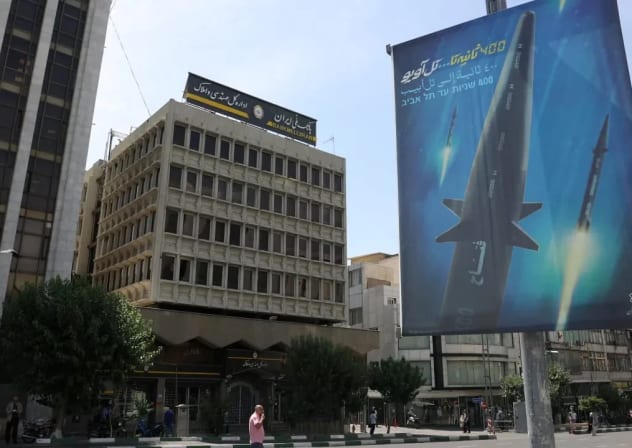 Una pancarta con una foto de un nuevo misil balístico hipersónico llamado «Fattah» y con el texto «400 segundos hasta Tel Aviv» se ve en una calle de Teherán, Irán, el 8 de junio de 2023. 