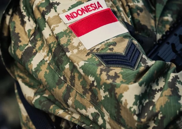 Un parche con Indonesia y una bandera indonesia en el brazo de un soldado indonesio durante los preparativos del desfile militar anual del Día de la Bastilla en la avenida de los Campos Elíseos en París, Francia, el 14 de julio de 2025. 